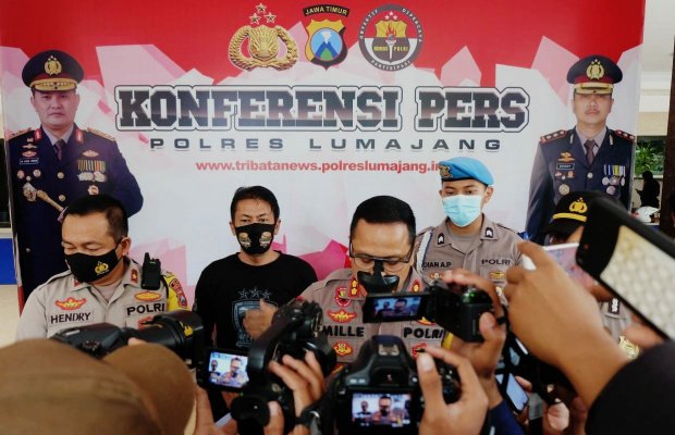Foto: Kapolres Lumajang AKBP Deddy Foury Millewa,  saat menggelar konferensi pers