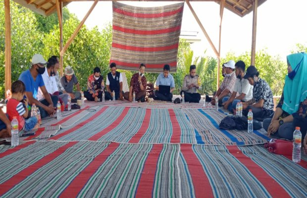 Foto: suasana sosialisasi pembibitan mangrove di Desa Kebun Dadap Timur Kecamatan Saronggi Sumenep