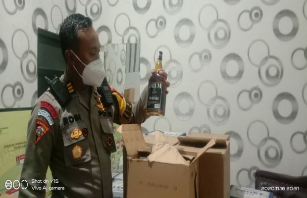 Foto: Kabag Ops Polres Sumenep AKP Achmad Robial mengemas kembali barang bukti