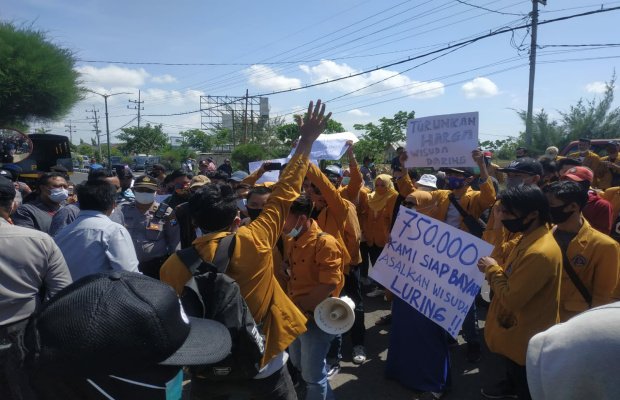 Foto: Ratusan mahasiswa Wiraraja saat menggelar aksi demonstrasi di kampus setempat. 