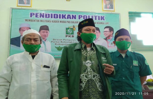 Foto : KH. Sayyid Umar (Kiri) Ketua Dewan Syuro PKB Bangkalan, Ketua PCNU Bangkalan KH. Makki Nasir (Tengah) dan Ahmad Musawwir Ketua Pelaksana