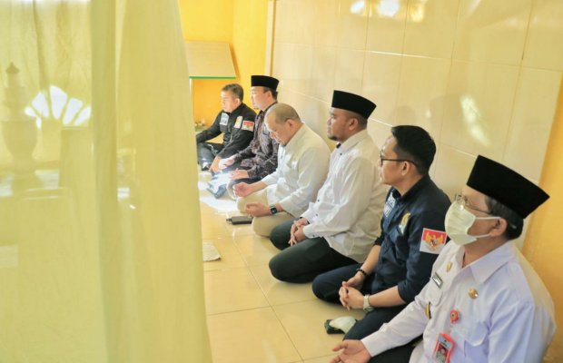 Foto: Saat LaNyalla bersama sejumlah senator Sulteng berziarah ke Makam Dato Karamah di Palu.