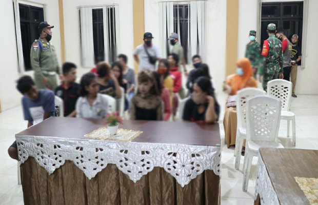 Foto: Dua PSK saat di kantor Satpol.PP