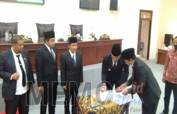 Foto : Bupati dan ketua DPRD Sampang menandatangi pengesahan APBD tahun 2021