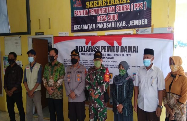 Foto : Kapolsek Pakusari AKP Alis Sitihono bersama masyarakat Pakusari melakukan reklamasi damai pilkada damai.