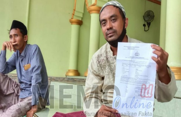 Foto : Subaidi, menunjukkan laporan polisi kepada awak media