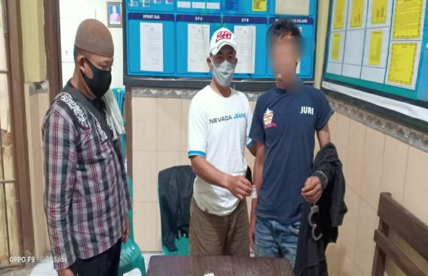 Foto: Tersangka Saat Diamankan Di Polsek Pademawu