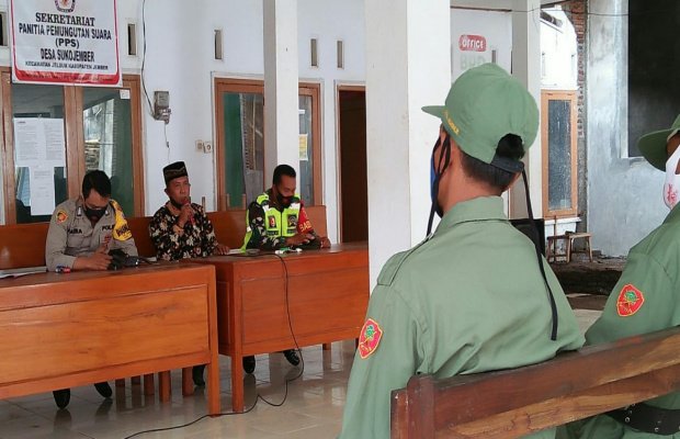 Foto: Babhinkamtibmas, Babinsa, Bersama Tiga Pilar cek kesiapan Linmas dalam pengamanan TPS