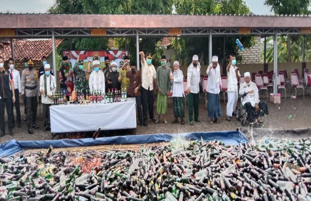 Foto: Ribuan botol miras saat dimusnahkan menggunakan alat berat