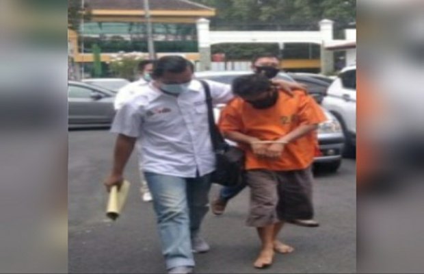 Foto: Tersangka saat tiba di Kejaksaan Negeri Jember