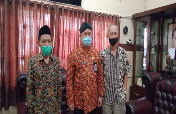 Foto: Kepala Disperhortbun Sumenep Arif Firmanto bersma ketua APTI dan delegasi PT Djarum
