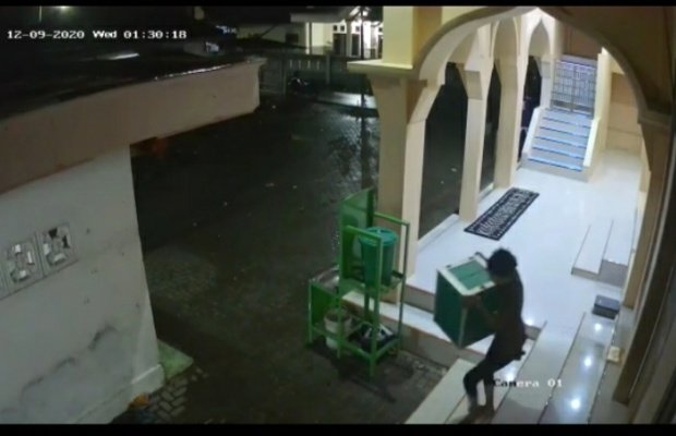 Foto: Aksi maling kotak amal dI pamekasan dalam rekaman CCTV