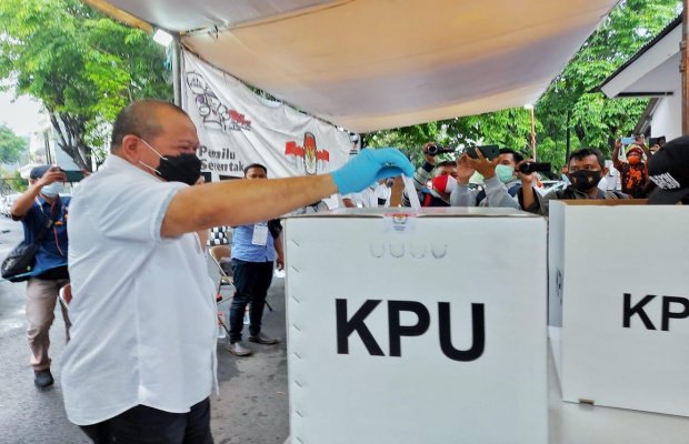  Foto : LaNyalla saat memberikan hak suaranya di Pilkada serentak 2020.