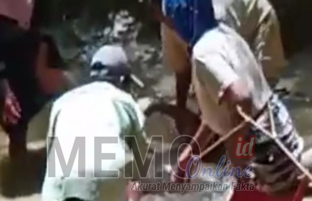 Foto : Warga mengevakusasi mayat di sungai Robatal