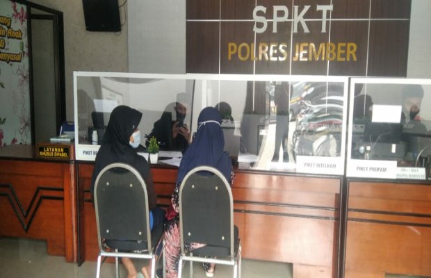 Foto: Korban saat melaporkan  kasus dugaan seksual 