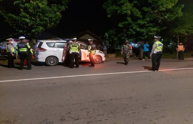 Foto: Petugas Gabungan saat menggelar operasi cipta kondisi