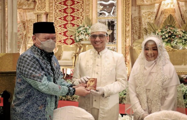 Foto: LaNyalla saat menjadi saksi akad nikah puteri dari Muslim M. Yatim, Senator asal Sumatera Barat