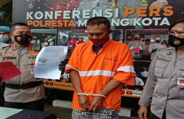 Foto:Pelaku berinial AC(52th) warga Desa Sendangagung Paciran Kab Lamongan