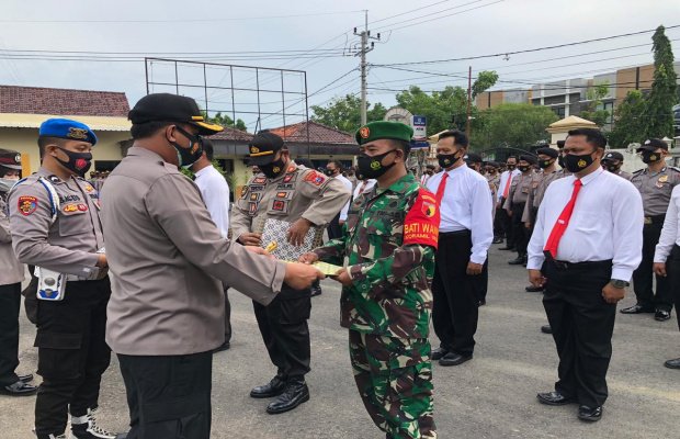 Foto:Serma Moh Sahrul Saat Menerima Penghargaan Dari Kapolres Pamekasan