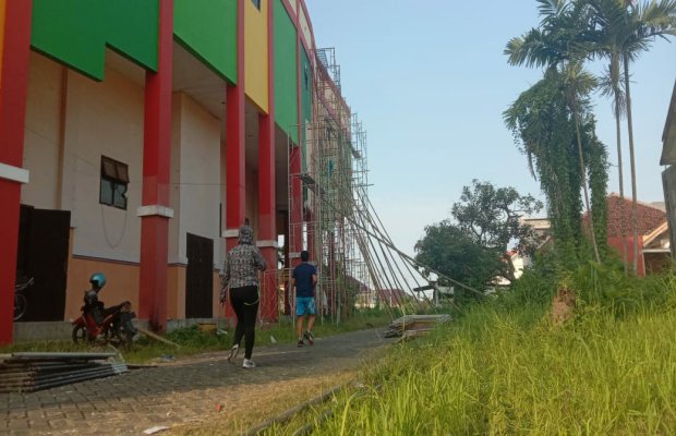 Foto : pengerjaan pengecatan GOR