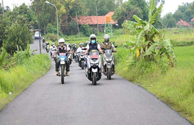 Foto: Bupati Pamekasan Bersepeda Motor Pantau Ruas Jalan Yang Baru Selesai Digarap