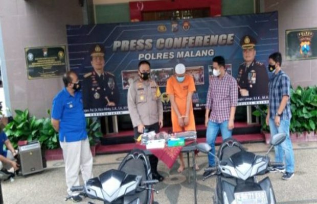 Foto: Kapolres Malang AKBP Hendri Umar dua dari kiri,saat press comference