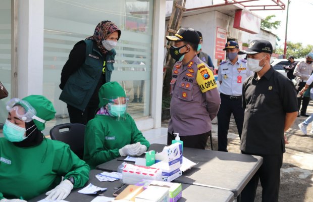 Foto: Kapolres Batu AKBP Catur Cahyono Wibowo, dan Forkopimda saat memantau pelaksanaan Razia dan Tes Rapid 