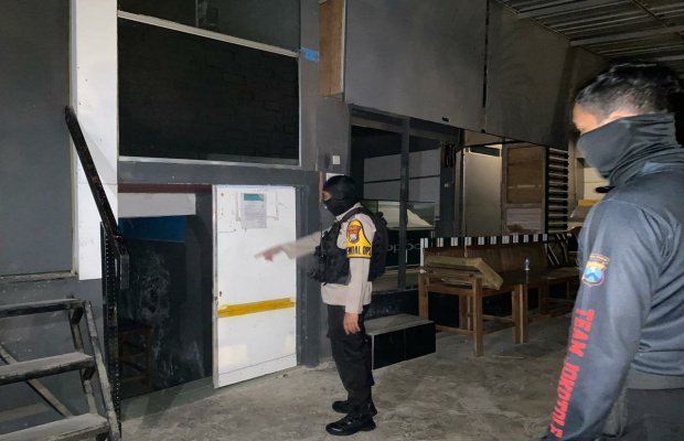 Foto : Tim Jokotole Polres Sumenep menunjukkan garis polisi yang hilang