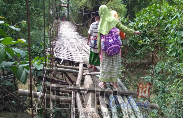 Foto : Masyarakat yang melintasi jembatan rusak harus extra hati hati