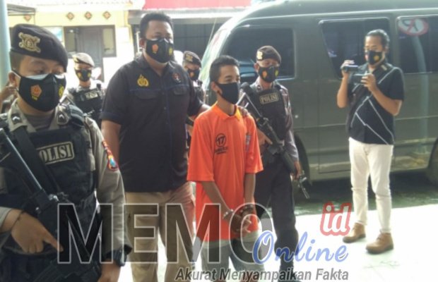 Foto : Tersangka Alfandi digelandang Petugas di Mapolres Sampang
