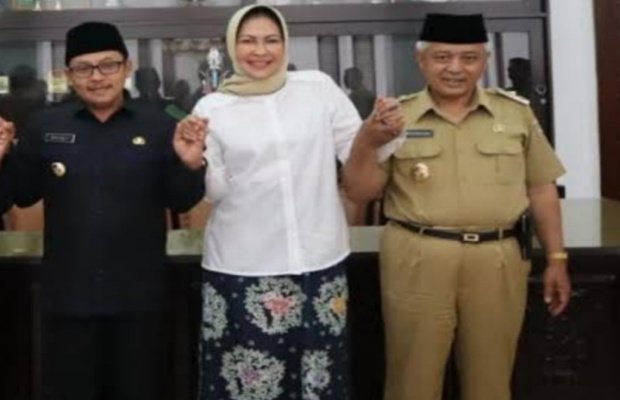 Foto: Searah jaruk jam Wali Kota Malang,Sutiaji,Wali Kota batu Dewanti Rumpoko,dan Bupati Malang San