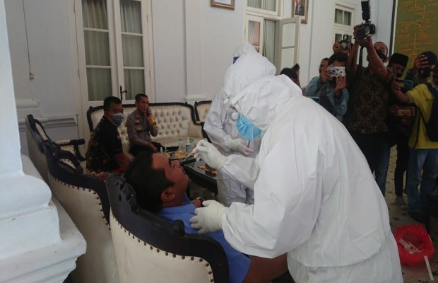 Foto : Bupati dan Forkopimda Saat dilakukan Swab Tes