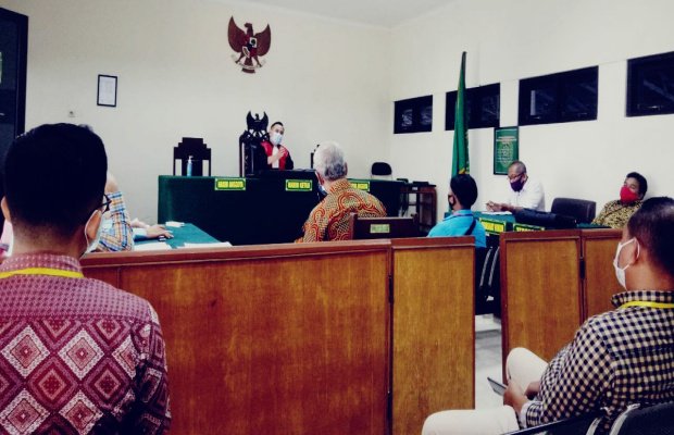 Foto: Pria berbaju Biru, saksi yang dihadirkan oleh pemohon