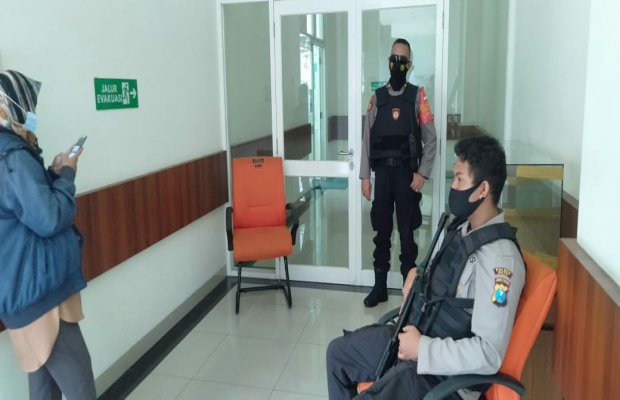 Foto: Petugas kepolisian Polres Batu sedang berjaga di depan kantor DPMPTSPTK  Pemkot Batu.