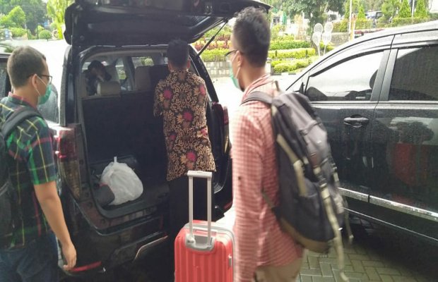 Foto: Tim penyidik KPK saat memasukkan koper berisi dokukmen berkas ke dalam mobil  