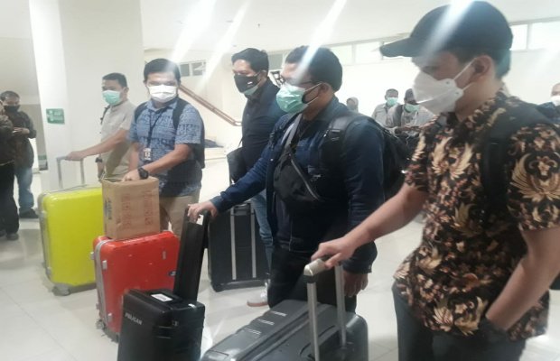 Foto: Rombongan Tim KPK bersiap meninggalkan ruang kerja Walikota Batu 