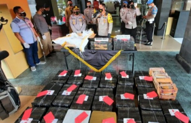 Foto: Kapolres Malang Kota Kombespol Leonardus Simarmata,saat rilis 2,5 juta Pil Koplo