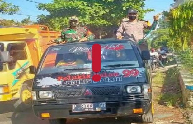 Foto:Penyemprotan di jalan umum desa setempat