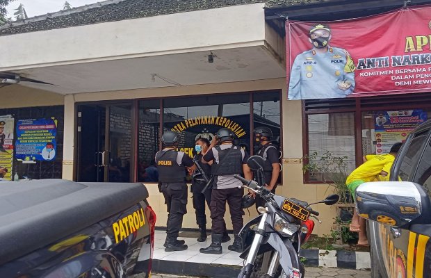 Foto:Maimun (Pelaku Pencurian Motor) Saat Dijemput Ke Polsek Pegantenan.