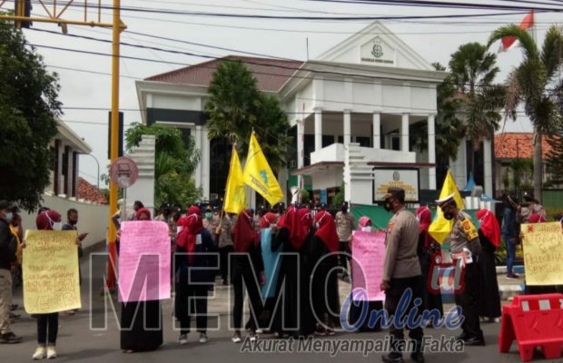 Foto : Aksi Korpri PC PMII Sampang di depan Kejari Sampang