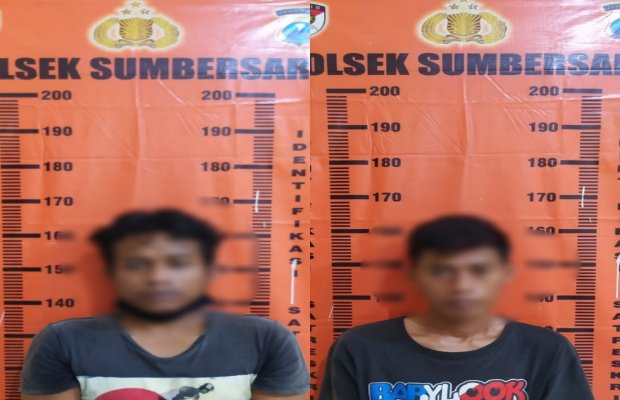 Foto : Dua tersangka narkoba saat menjalani pemeriksaan di mapolsek sumbersari.