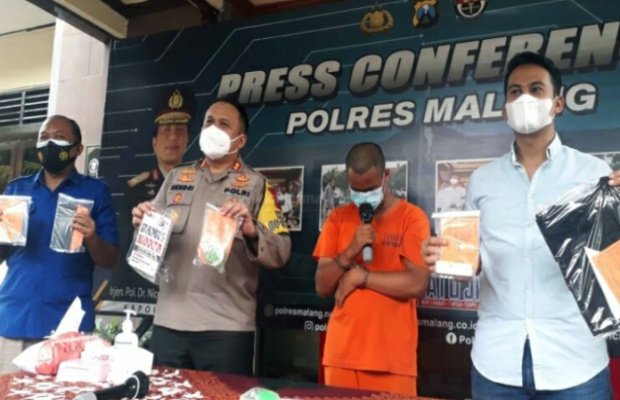 Foto: Kapolres Malang, AKBP Hendri Umar saat konferensi pers kasus sodomi 