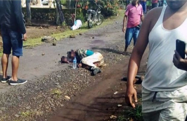 Foto: Korban carok sesaat sebelum dievakuasi dari lokasi kejadian