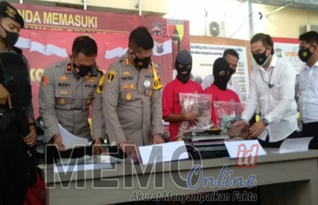 Foto : Kedua pelaku pembunuhan di Ketapang,  saat di rilis di Mapolres Sampang