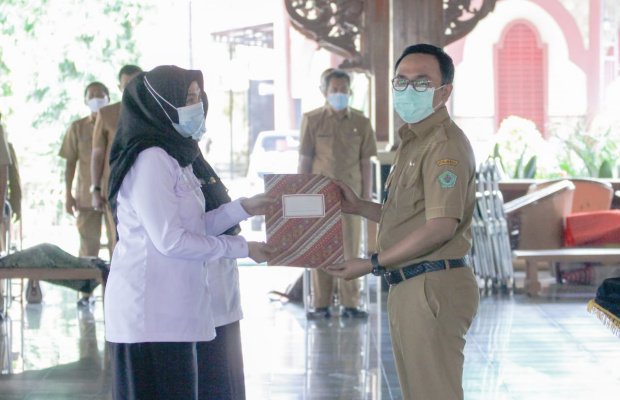 Foto:Bupati Pamekasan Saat Serahkan SK Kepada 246 PPPK