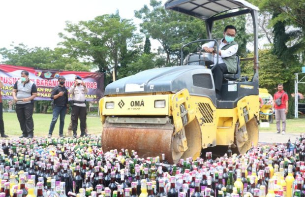 Foto: Bupati Pamekasan, H. Baddrut Tamam Saat Pemusnahan Ribuan Botol Miras