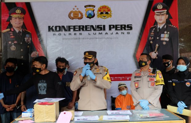 Foto: Kapolres Lumajang AKBP Eka Yekti Hananto Seno (tengah)
