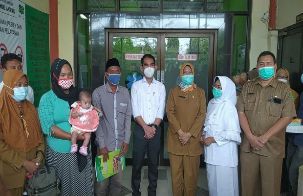 Foto Bersama Direktur RSUD dr. H. Moh. Anwar Sumenep bersama kedua orang tua bayi yang diduga tertukar