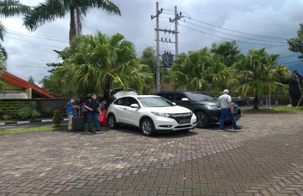 Foto: Tim penyidik KPK, saat meninggalkan Mapolres Batu