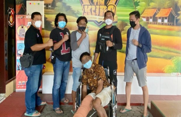 Foto: Tersangka 'M' usai menjalani perawatan di RS Bhayangkara Lumajang